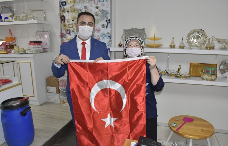 ERDOĞAN  TÜRK BAYRAĞI DAĞITTI