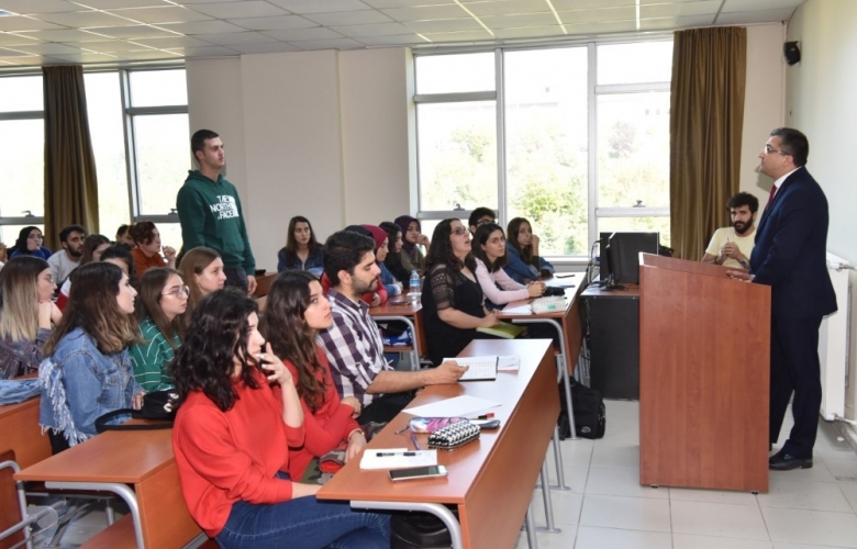 BAŞKAN ÖZ’DEN ÜNİVERSİTEDE HALKLA İLİŞKİLER DERSİ