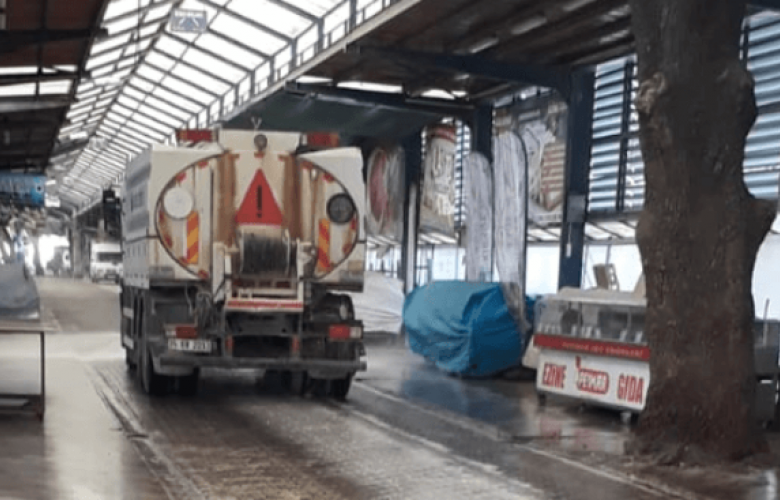 ÇANAKKALE BELEDİYESİ’NİN PAZARYERLERİNDEKİ DEZENFEKSİYON ÇALIŞMALARI DEVAM EDİYOR