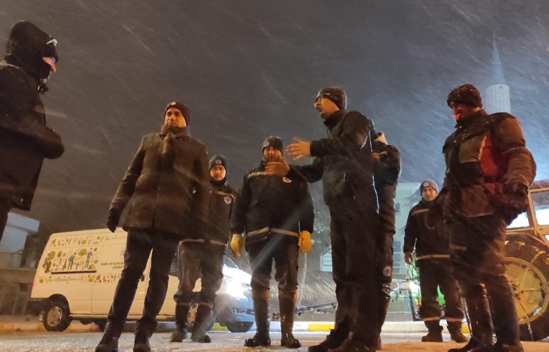 BİGA BELEDİYESİ EKİPLERİNİN KAR MESAİSİ