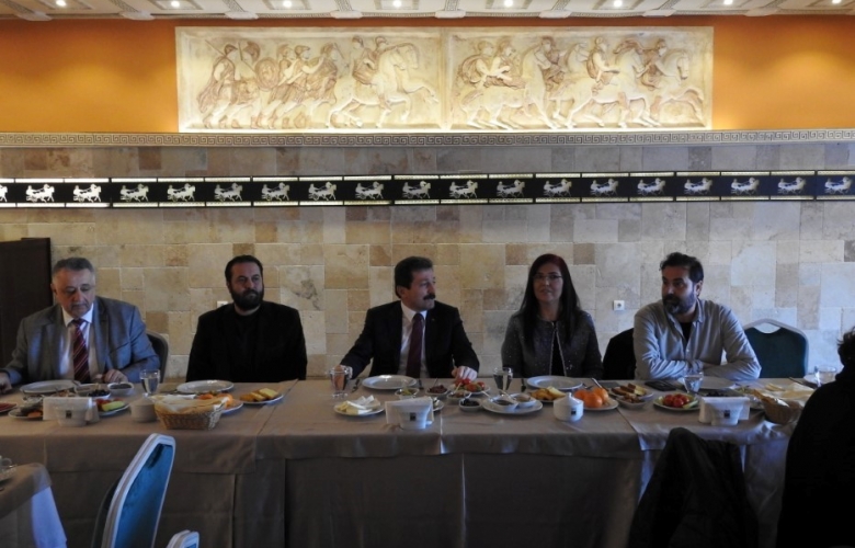 ÇANAKKALE VALİSİ TAVLI’ DAN GAZETECİLERE KAHVALTI