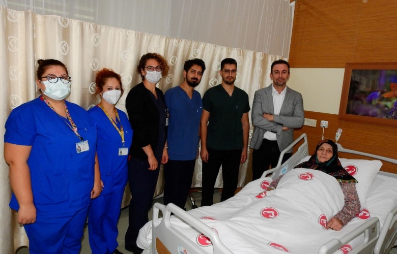 ÇOMÜ HASTANESİNDE İLK KEZ “MİNİPERK “YÖNTEMİ İLE DEV BÖBREK TAŞI ALINDI