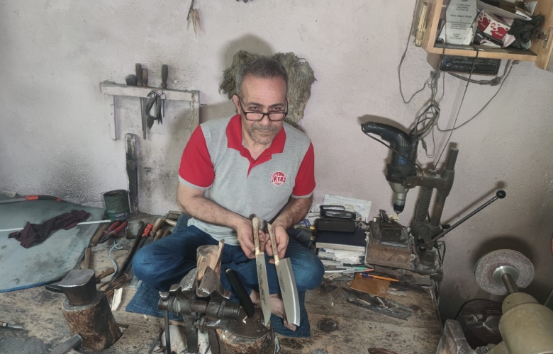 EL İŞÇİLİĞİ İLE “BABAKALE BIÇAKLARI” NI ÜRETİYOR