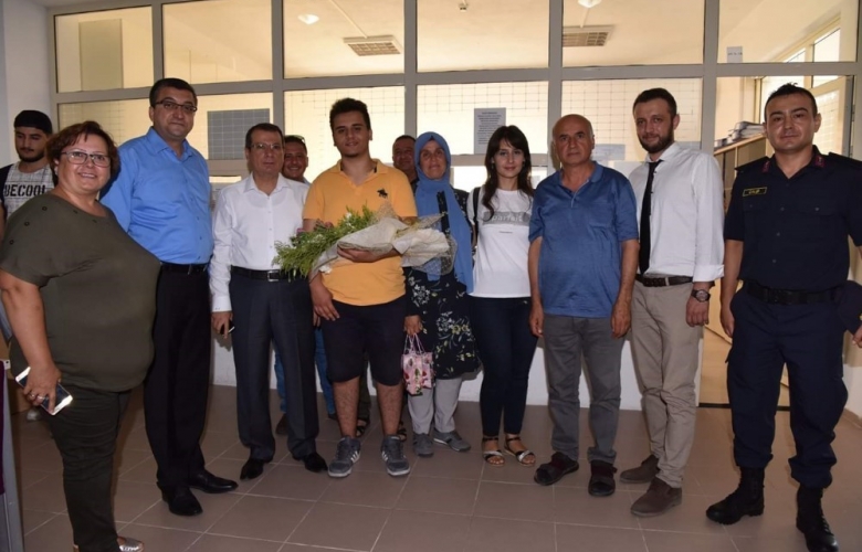 ÖZ YENİ KAYIT YAPTIRAN ÜNİVERSİTE  ÖĞRENCİLERİNİ KARŞILADI