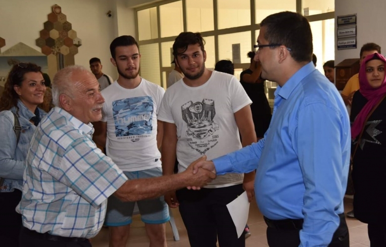 ÖZ YENİ KAYIT YAPTIRAN ÜNİVERSİTE  ÖĞRENCİLERİNİ KARŞILADI