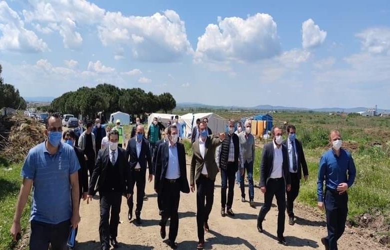 VALİ TAVLI, MEVSİMLİK TARIM İŞÇİLERİNİ ZİYARET ETTİ