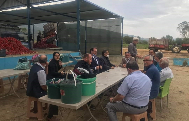 İYİ PARTİLİLER YENİCE' DE KAPYA BİBERİ ÜRETİCİLERİNİN SORUNLARININ DİNLEDİ