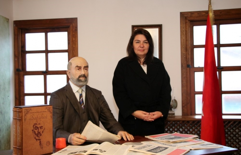 İSKENDEROĞLU "AKİF'İ ANLAMAK, İSTİKLAL ATEŞİYLE DİRİLEN KALPLERİ ANLAMAKTIR"