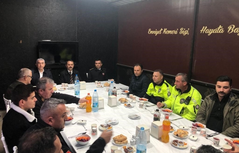 VALİ AKTAŞ YOL UYGULAMA NOKTASINDA İFTAR YAPTI