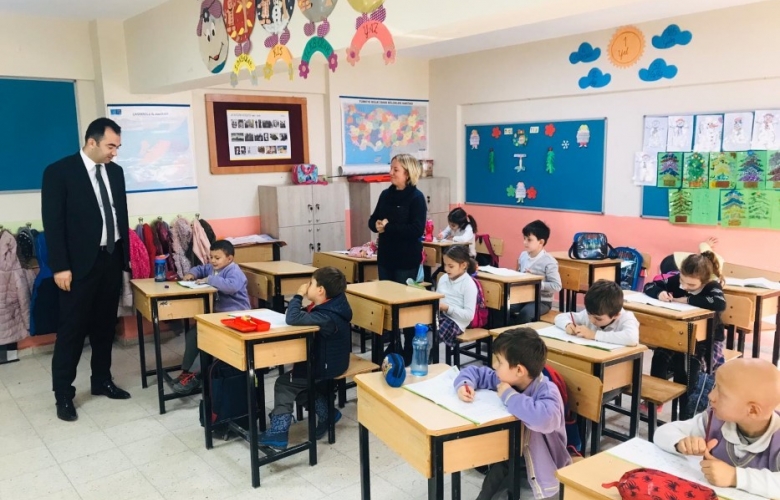 YILMAZ’ DAN  ERENKÖY OKULLARINA ZİYARET 