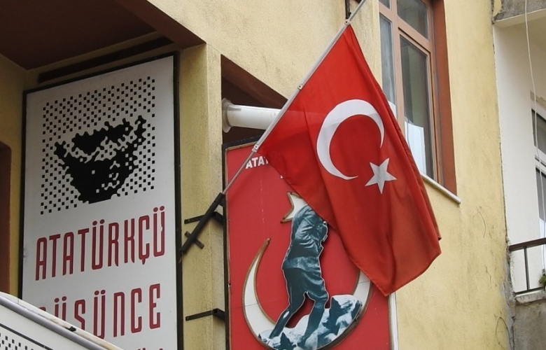 AKYALÇIN “ADD OLARAK YAS İLAN EDEREK TÜRK BAYRAKLARINI YARIYA İNDİRDİK”