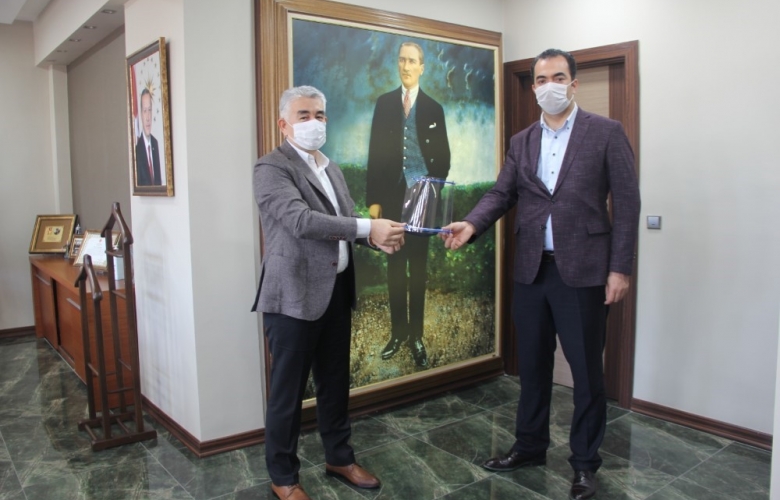 BİLİM VE SANAT MERKEZİNDE ÜRETİLEN YÜZ KORUYUCU MASKELER İL EMNİYET MÜDÜRÜMÜZE TESLİM EDİLDİ