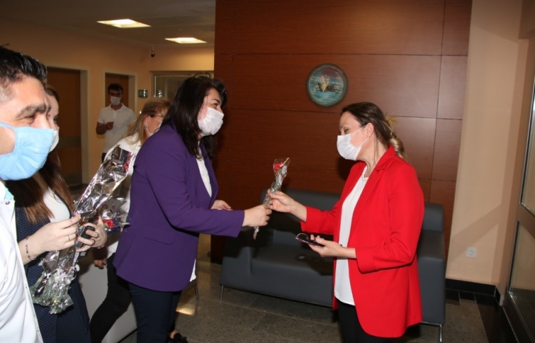 AK PARTİ ÇANAKKALE AİLESİ VE MİLLETVEKİLLERİ HEMŞİRELER GÜNÜN DE ANLAMLI BİR ÇALIŞMAYA İMZA ATTI