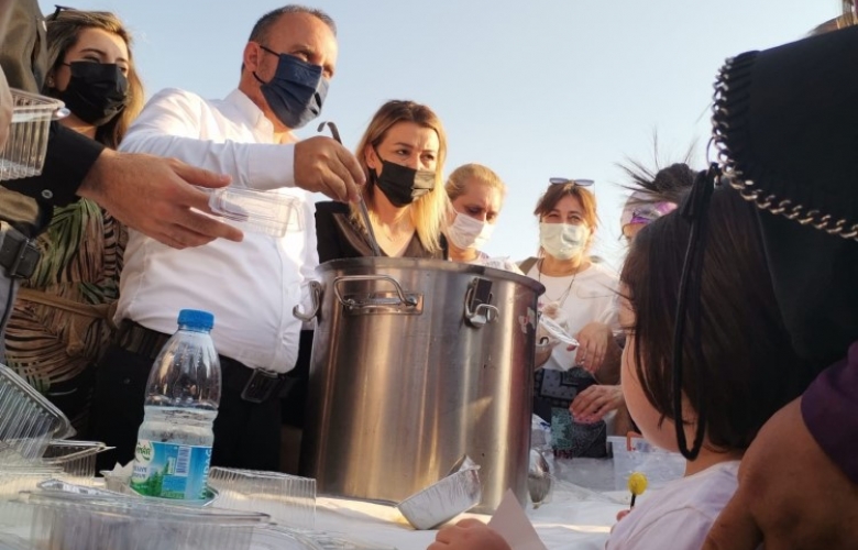 TURAN İSKELE MEYDANINDA AŞURE DAĞITTI