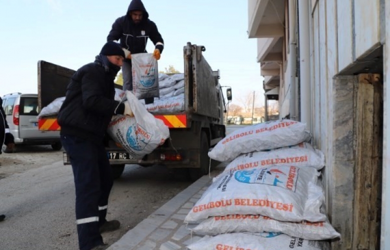 GELİBOLU BELEDİYESİNDEN 215 AİLEYE YAKACAK YARDIMI