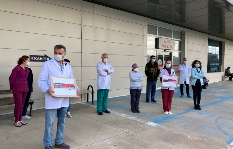 CORONAVİRÜS NEDENİ İLE HAYATINI KAYBEDEN SAĞLIK ÇALIŞANLARI DÜZENLENEN TÖREN İLE ANILDI