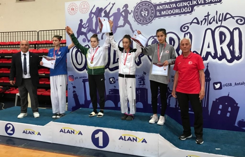 ÇANAKKALELİ TAEKWONDOCU İREM DİNÇ FRANSA’DA YAPILACAK OLAN OKUL SPORLARI OLİMPiYATLARINA KATILMA HAKKI KAZANDI