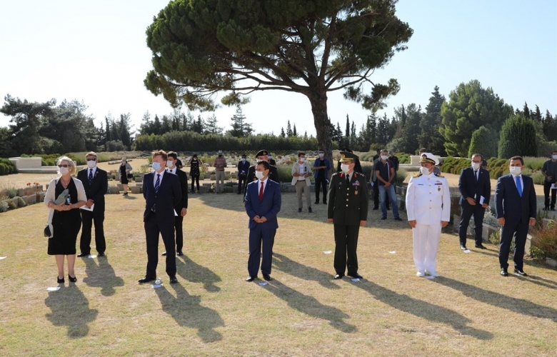 LONE PİNE AVUSTRALYA ANITI’NDA ÇELENK KOYMA TÖRENİ YAPILDI