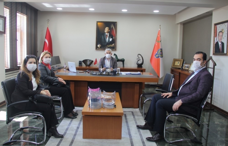 BİLİM VE SANAT MERKEZİNDE ÜRETİLEN YÜZ KORUYUCU MASKELER İL EMNİYET MÜDÜRÜMÜZE TESLİM EDİLDİ