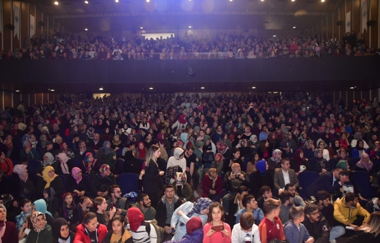 BİGA' DA NİHAT HATİPOĞLU' NUN KONFERANSINA YOĞUN İLGİ