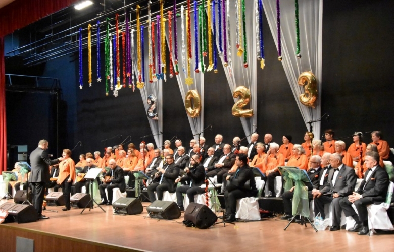 DEMLİ SESLER KOROSUNDAN ALKIŞ ALAN KONSER