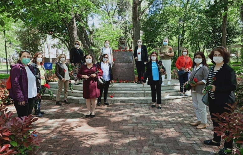 “ANNELER GÜNÜ”’ NÜ ZÜBEYDE HANIM BÜSTÜ ÖNÜNDE KUTLANDILAR