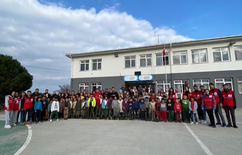  “GELECEĞE NEFES” KAPSAMINDA KÖY OKULUNDA FİDAN DİKİM ETKİNLİĞİ