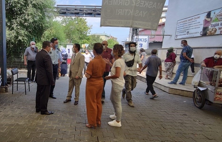 VALİ AKTAŞ, CUMA PAZARINDA CORONAVİRÜS TEDBİRLERİNİ YERİNDE DENETLEDİ