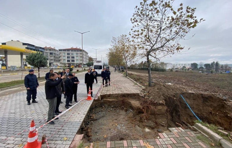 Cadde ve Sokaklar Göle Döndü, Çatılar Üçtü Ağaçlar Devrildi 