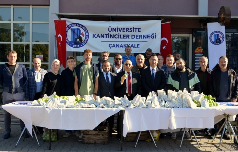 ÜNİVERSİTE KANTİNCİLER DERNEĞİ’NDEN ÖĞRENCİLERE ELMA İKRAMI