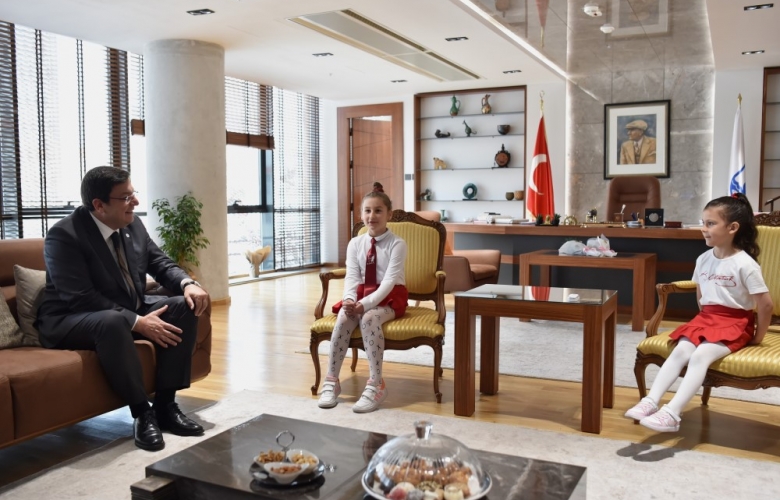 Erkek, Başkanlık Koltuğunu Hayal ve Bella’ya Bıraktı