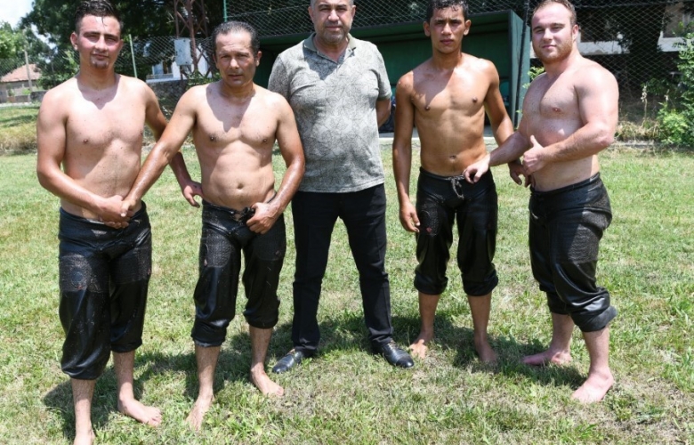 AĞA GÜREŞÇİLERE MOREL VERDİ