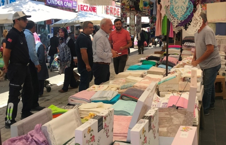 BAŞKAN YILMAZ, HALK PAZARINDA