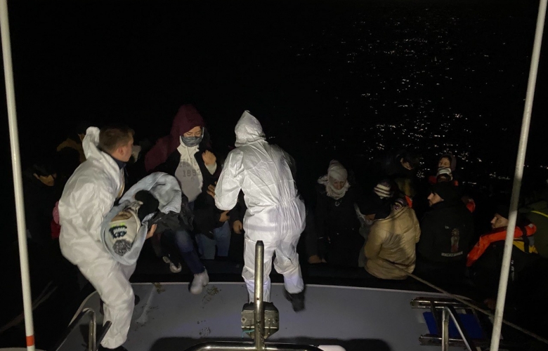 AYVACIK AÇIKLARINDA 43 KAÇAK GÖÇMEN KURTARILDI 