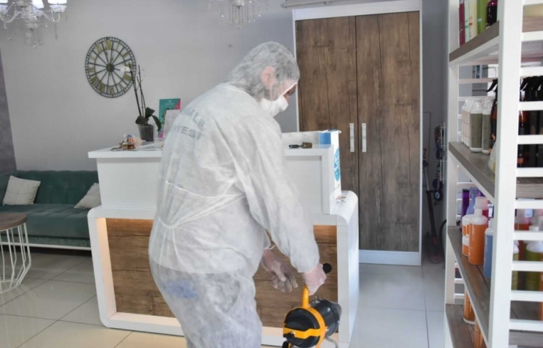 ÇANAKKALE' DE BERBER, KUAFÖR VE GÜZELLİK SALONLARI DEZENFEKTE EDİLDİ