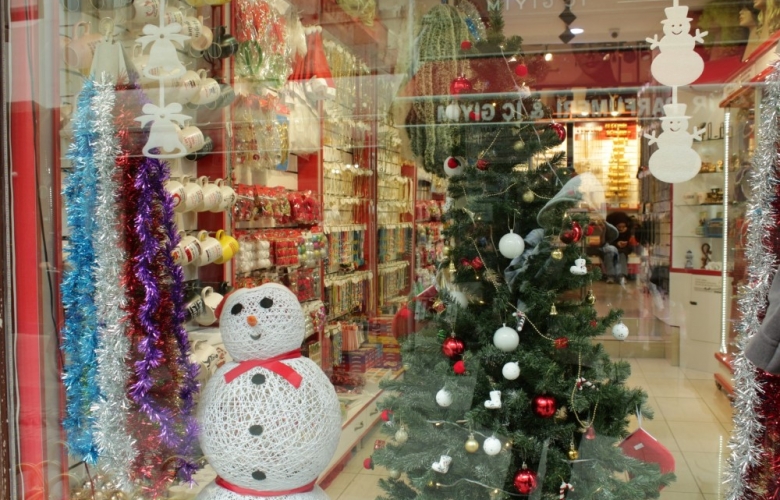 VİTRİNLER KIRMIZIYA BÜRÜNDÜ