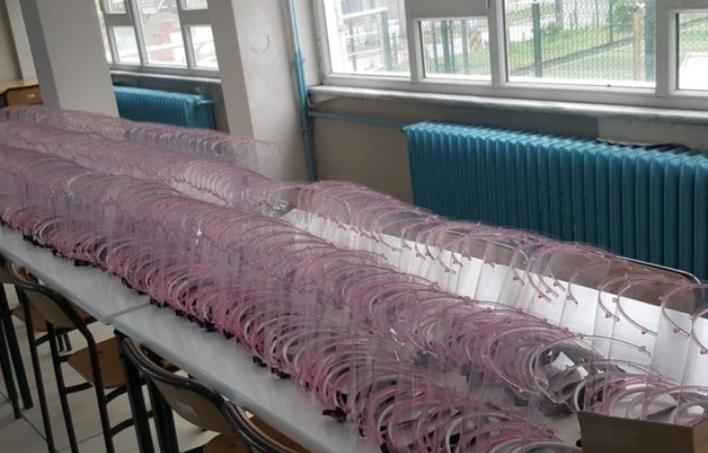 ÖĞRENCİLER VE ÖĞRETMENLER  SAĞLIK ÜRÜNLERİ ÜRETEREK CORONAVİRÜS SALGINI SÜRECİNDE VATANDAŞLARA VE SAĞLIKÇILARA DESTEK OLUYOR