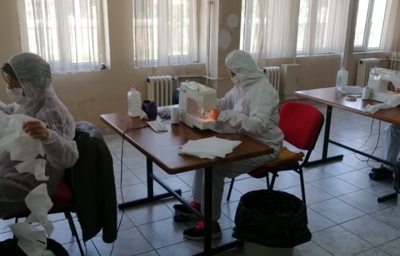 ÖĞRENCİLER VE ÖĞRETMENLER  SAĞLIK ÜRÜNLERİ ÜRETEREK CORONAVİRÜS SALGINI SÜRECİNDE VATANDAŞLARA VE SAĞLIKÇILARA DESTEK OLUYOR